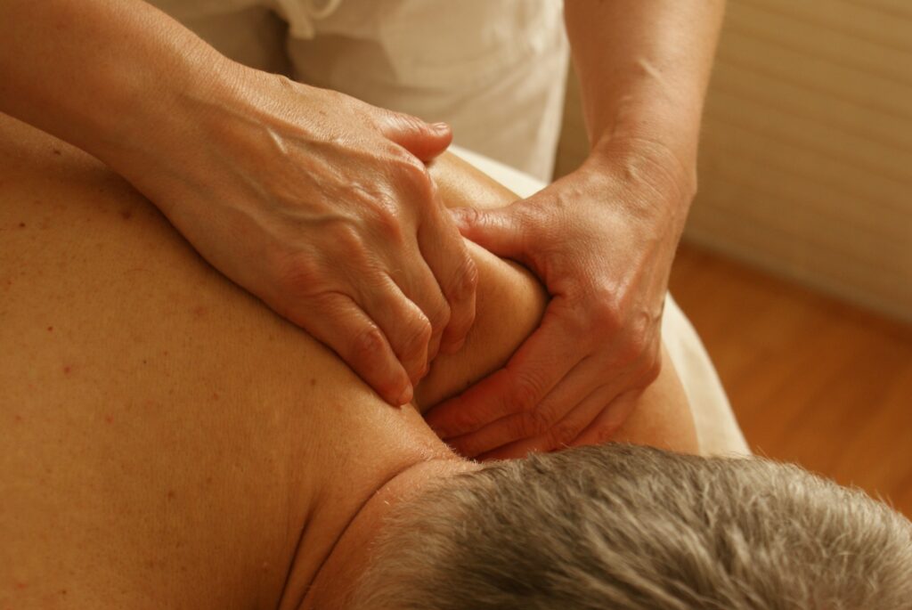 Photo d'une femme pratiquant un massage